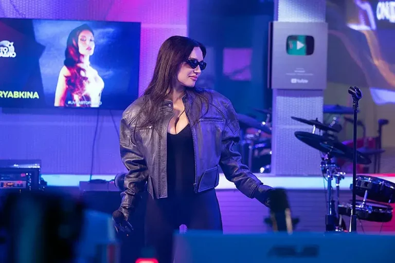 SERYABKINA представила «Асфальт» на «Авторадио» до релиза и анонсировала шоу GOLD