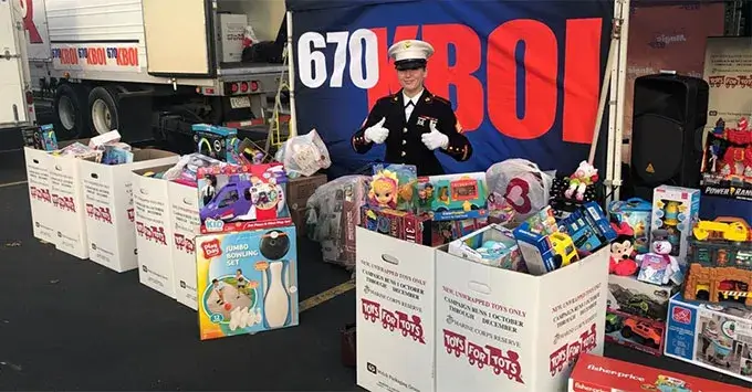 Радиостанция KBOI наполнила девять грузовиков подарками для детей Айдахо