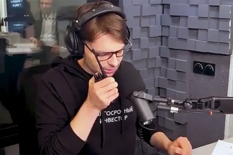 Ведущий Радио РБК вышел в эфир с помощью рации