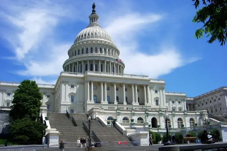 Конгресс США хочет ускорить консолидацию рынка радио