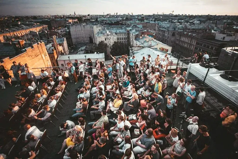 ROOF FEST отмечает 15 лет: юбилейный сезон пройдет при поддержке Радио ЭНЕРДЖИ